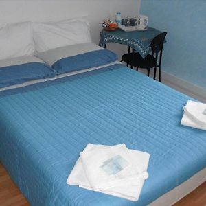 Basic Kamer met een King Size Bed